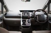 Interior NAV1 cukup istimewa. Desain speedometer di dashboard sengaja dibuat condong ke arah pengemudi. Biar udara kabin lebih segar ada fitur dual zone air conditioner dengan pollen removal. (dok Toyota)