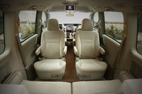 Yang menjadi jagoannya NAV1 di interior tidak lain adalah penyusunan kursinya. Baris kedua bisa dibalikkan 180 derajat baik kursi kanan dan kiri, sehingga menghadap ke belakang. Selain itu kursi juga bisa digeser sejauh 60 derajat agar memudahkan kita naik dan duduk ke kursi belakang. (dok Toyota)