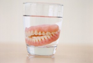 Tragis! Sedang Minum Susu, Kakek Ini Meninggal Tersedak Gigi Palsu