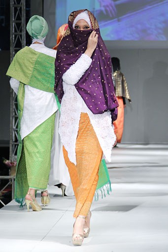 Eriyani Jusuf Dare Simbarang. IPBM [Ikatan Perancang Busana Muslim] Jabar collection 2013 Fashion & Art at The Trans Luxury Hotel. Bandung. [Foto: Mohammad Abduh/Wolipop]