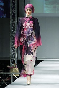 Ning Zulkarnain The Miracle of Love IPBM [Ikatan Perancang Busana Muslim] Jabar collection 2013 Fashion & Art at The Trans Luxury Hotel. Bandung. [Foto: Mohammad Abduh/Wolipop]