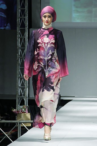 Ning Zulkarnain The Miracle of Love IPBM [Ikatan Perancang Busana Muslim] Jabar collection 2013 Fashion & Art at The Trans Luxury Hotel. Bandung. [Foto: Mohammad Abduh/Wolipop]