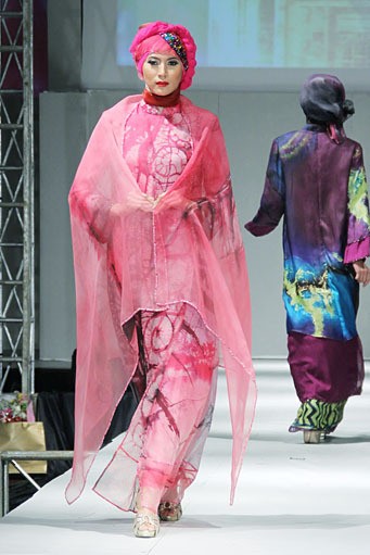 Ning Zulkarnain The Miracle of Love IPBM [Ikatan Perancang Busana Muslim] Jabar collection 2013 Fashion & Art at The Trans Luxury Hotel. Bandung. [Foto: Mohammad Abduh/Wolipop]