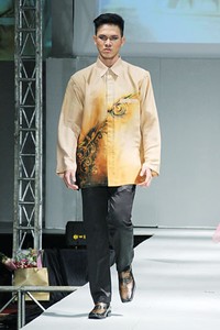 Ning Zulkarnain The Miracle of Love IPBM [Ikatan Perancang Busana Muslim] Jabar collection 2013 Fashion & Art at The Trans Luxury Hotel. Bandung. [Foto: Mohammad Abduh/Wolipop]