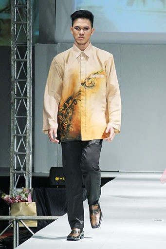 Ning Zulkarnain The Miracle of Love IPBM [Ikatan Perancang Busana Muslim] Jabar collection 2013 Fashion & Art at The Trans Luxury Hotel. Bandung. [Foto: Mohammad Abduh/Wolipop]