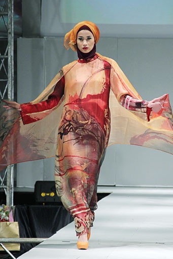 Ning Zulkarnain The Miracle of Love IPBM [Ikatan Perancang Busana Muslim] Jabar collection 2013 Fashion & Art at The Trans Luxury Hotel. Bandung. [Foto: Mohammad Abduh/Wolipop]