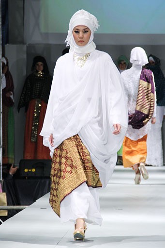 Eriyani Jusuf Dare Simbarang. IPBM [Ikatan Perancang Busana Muslim] Jabar collection 2013 Fashion & Art at The Trans Luxury Hotel. Bandung. [Foto: Mohammad Abduh/Wolipop]
