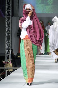 Eriyani Jusuf Dare Simbarang. IPBM [Ikatan Perancang Busana Muslim] Jabar collection 2013 Fashion & Art at The Trans Luxury Hotel. Bandung. [Foto: Mohammad Abduh/Wolipop]