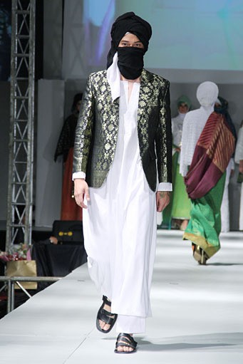 Eriyani Jusuf Dare Simbarang. IPBM [Ikatan Perancang Busana Muslim] Jabar collection 2013 Fashion & Art at The Trans Luxury Hotel. Bandung. [Foto: Mohammad Abduh/Wolipop]