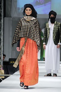 Eriyani Jusuf Dare Simbarang. IPBM [Ikatan Perancang Busana Muslim] Jabar collection 2013 Fashion & Art at The Trans Luxury Hotel. Bandung. [Foto: Mohammad Abduh/Wolipop]