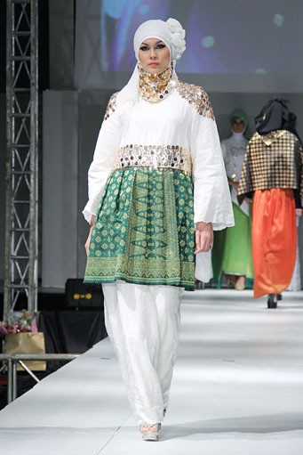 Eriyani Jusuf Dare Simbarang. IPBM [Ikatan Perancang Busana Muslim] Jabar collection 2013 Fashion & Art at The Trans Luxury Hotel. Bandung. [Foto: Mohammad Abduh/Wolipop]
