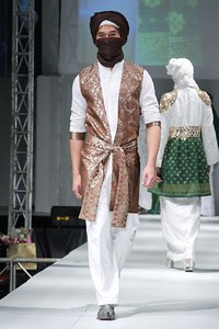 Eriyani Jusuf Dare Simbarang. IPBM [Ikatan Perancang Busana Muslim] Jabar collection 2013 Fashion & Art at The Trans Luxury Hotel. Bandung. [Foto: Mohammad Abduh/Wolipop]