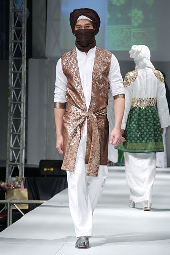 Eriyani Jusuf Dare Simbarang. IPBM [Ikatan Perancang Busana Muslim] Jabar collection 2013 Fashion & Art at The Trans Luxury Hotel. Bandung. [Foto: Mohammad Abduh/Wolipop]