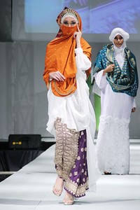 Eriyani Jusuf Dare Simbarang. IPBM [Ikatan Perancang Busana Muslim] Jabar collection 2013 Fashion & Art at The Trans Luxury Hotel. Bandung. [Foto: Mohammad Abduh/Wolipop]