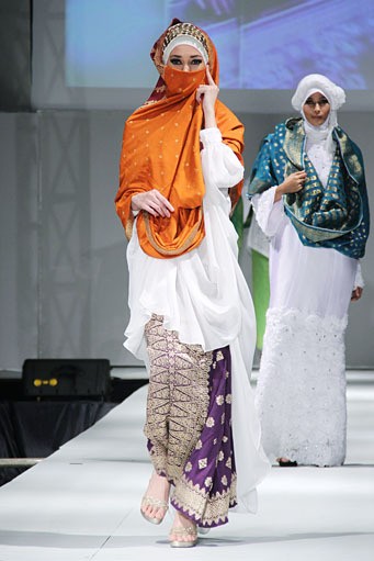Eriyani Jusuf Dare Simbarang. IPBM [Ikatan Perancang Busana Muslim] Jabar collection 2013 Fashion & Art at The Trans Luxury Hotel. Bandung. [Foto: Mohammad Abduh/Wolipop]