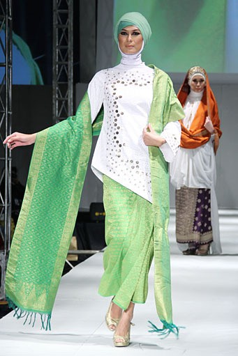 Eriyani Jusuf Dare Simbarang. IPBM [Ikatan Perancang Busana Muslim] Jabar collection 2013 Fashion & Art at The Trans Luxury Hotel. Bandung. [Foto: Mohammad Abduh/Wolipop]