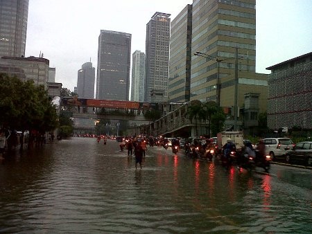 Ada Kolam di Sepanjang Jl Thamrin, Lalu Lintas Macet Total
