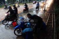 Alhasil, banyak motor yang mogok dan harus menepi di pedestarian.
