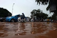 Hujan deras siang hingga sore itu menyebabkan banyaknya genangan air dan macet dibeberapa ruas jalan Ibukota.