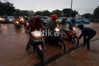 Beberapa pengguna motor terpaksa harus melintasi dan menaikan motornya ke pedestarian atau jalan orang.