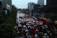 Banjir itu terjadi karena buruknya sistem drainase di pusat Ibukota tersebut.