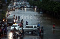 Beberapa kendaraan terpaksa harus menunggu air surut terlebih dahulu.
