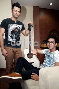     Tak hanya menjadi seorang sutradara, ia pun menjadi seorang model dalam klip tersebut.