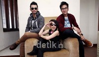 Meski ketiganya sudah bersahabat sejak lama, namun dalam urusan pekerjaan semua mereka lakukan dengan cara profesional.