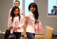 Pecatur tim Indonesia WGM Irene Kharisma Sukandar (kanan) dan WIM Chelsie Monica Sihite (tengah), berjalan meninggalkan panggung pertarungan catur.