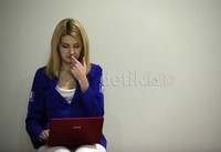     Pecatur IM Sophie Milliet, tengah membuka laptopnya untuk mengevaluasi hasil permainannya.