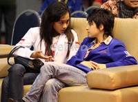 Meski diatas papan catur mereka saling bertarung keras, namun usai pertandingan pecatur tim Indonesia WIM Chelsie Monica Sihite (kir), dan pecatur tim Prancis, WIM Mathilde Congui (kanan), saling diskusi untuk bertukar pengalaman.