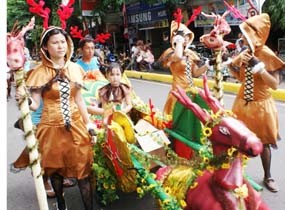 Karnaval Nuansa Natal Dikawal Rusa-rusa Cantik