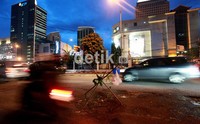  Akibat jalanan rusak tersebut, banyak pengendara motor yang belum hafal tergelincir. Pemotor terjerembab karena di lokasi jalan rusak.