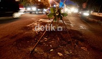Warga sekitar berinisiatif memasang rambu dari bambu agar pengedara motor tidak celaka.