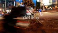 Rusaknya jalan itu diakibatkan curah hujan yang cukup tinggi beberapa pekan ini di Jakarta.     