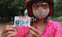  Salah seorang peserta memperlihatkan SIM yang ia miliki.