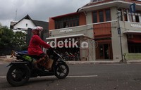 Difabel Motorcycle Community melakukan konvoi dengan menggunakan sepeda motor dan berkebaya keliling Ibu Kota. Hal tersebut dilakukan untuk menyuarakan kerisauan mereka akan diskriminasi lahan parkir yang kerap ditemui saat memarkir kendaraannya roda tiga mereka di gedung-gedung perkantoran atau mal.