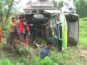 Bus Terjun ke Sawah Akibat Sopir Ugal-ugalan
