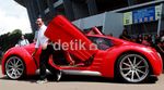 Senyum Lebar Dahlan Iskan dengan Mobil Tucuxi