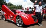 Senyum Lebar Dahlan Iskan dengan Mobil Tucuxi