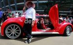 Senyum Lebar Dahlan Iskan dengan Mobil Tucuxi