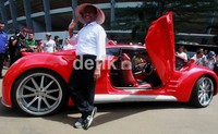  Dahlan sendiri menjajal mobil tersebut dari kediamannya di Jalan Widya Chandra IV, No.15, Jakarta Selatan menuju Senayan, Jakarta.    10 menit dari Widya Chandra ke Senayan, kata Dahlan kepada wartawan di Senayan.