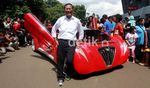 Senyum Lebar Dahlan Iskan dengan Mobil Tucuxi