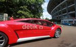 Senyum Lebar Dahlan Iskan dengan Mobil Tucuxi