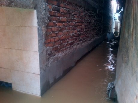 Ogah Mengungsi, Warga Kampung Pulo Berenang Demi Makan Siang