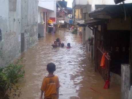 Banjir di Kampung Pulo, Warga Mengungsi ke RS Hermina