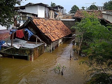  Warga Rawajati: Pas Bangun Tidur Air Sudah 2 Meter