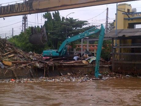 Sampah Banjir di Pintu Air Manggarai: Batang Pohon Hingga Kasur
