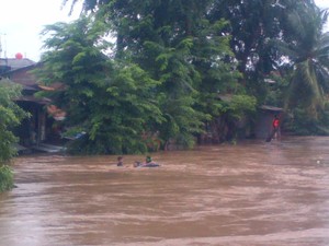 Arus Deras, 10 Pemuda Malah Berenang di Kali Ciliwung