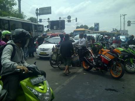 2 Pemotor Sport Baku Pukul dengan Sopir Taksi di Cililitan, Lalin Macet
